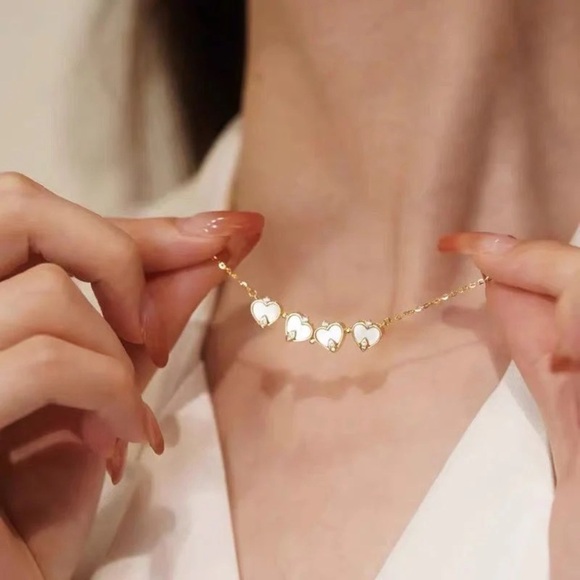 Exquisite High-End Magnetic Heart Four Leaf Clover Golden-Toned Pendant Necklace - Picture 7 of 8